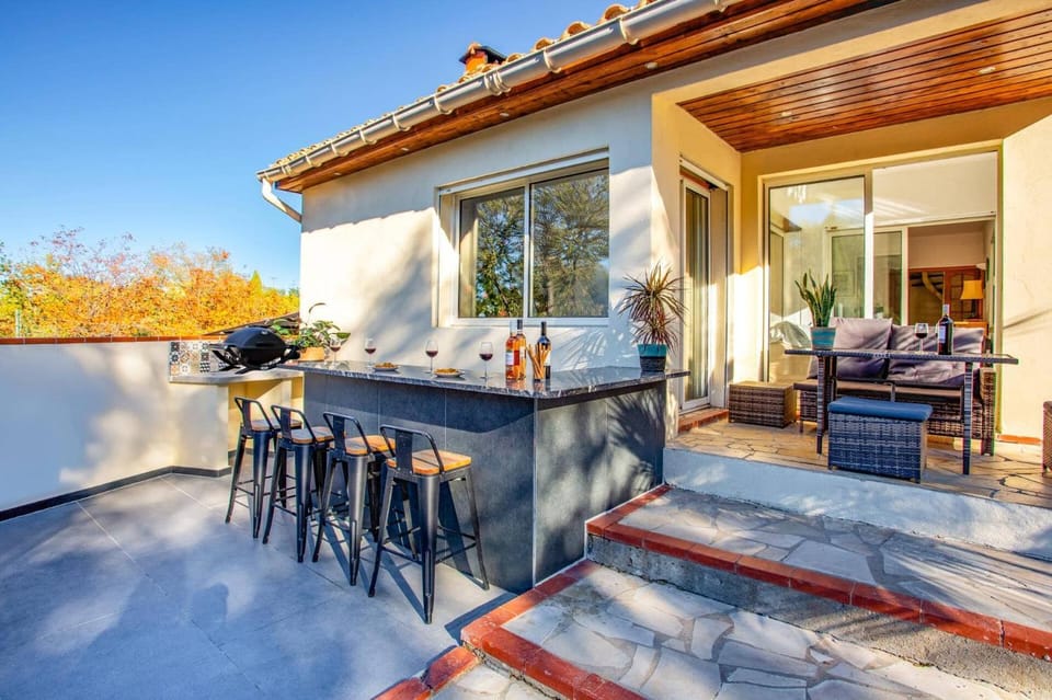 Property building, Balcony/Terrace, Lounge or bar