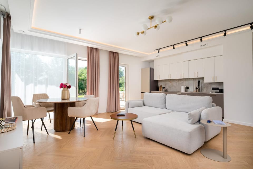 Kitchen or kitchenette, Living room, Seating area, Dining area