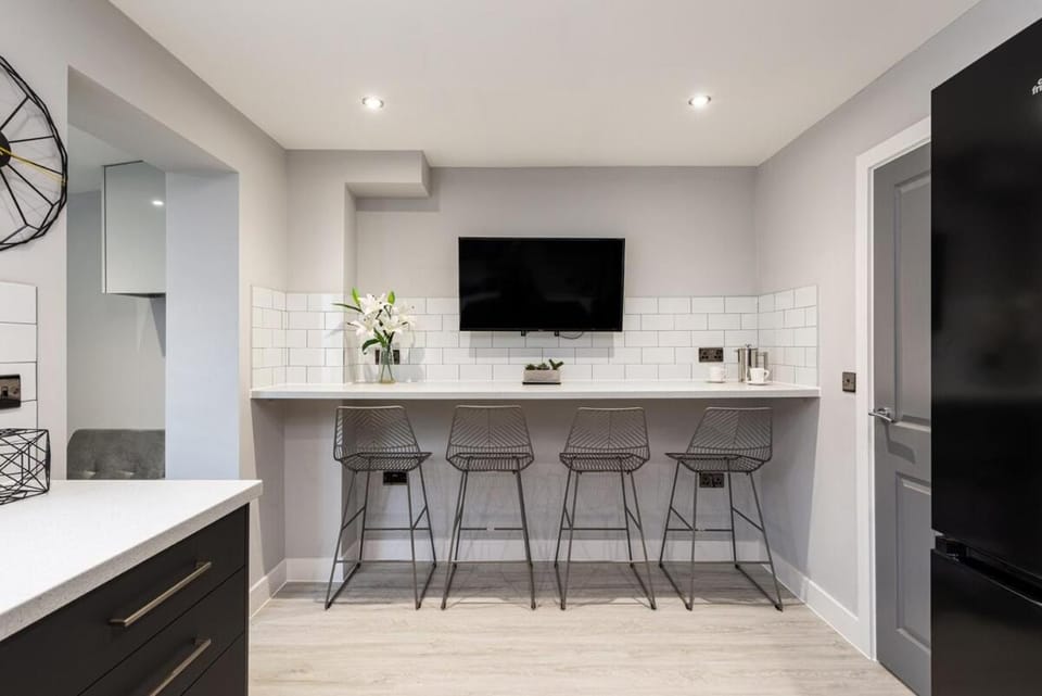 F4 Kitchenette Room with En-suite, Rainham Apartment in Borough of Swale