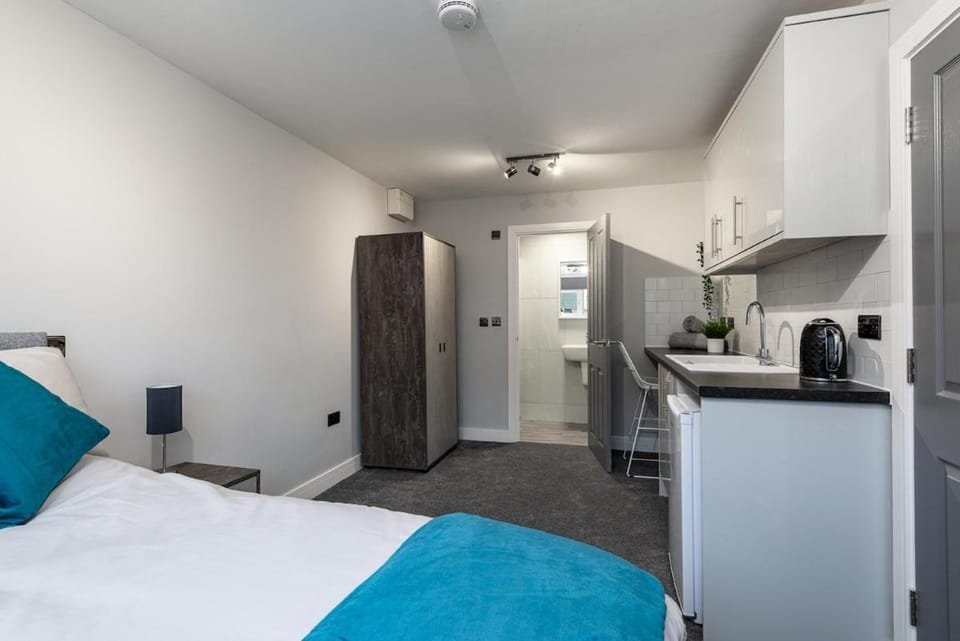F4 Kitchenette Room with En-suite, Rainham Apartment in Borough of Swale