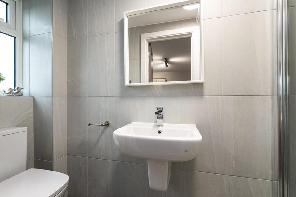 F4 Kitchenette Room with En-suite, Rainham Apartment in Borough of Swale