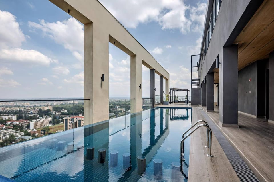 Skyline Studio Upperhill - Infinity Pool, Gym, WiFi Apartment in Nairobi County