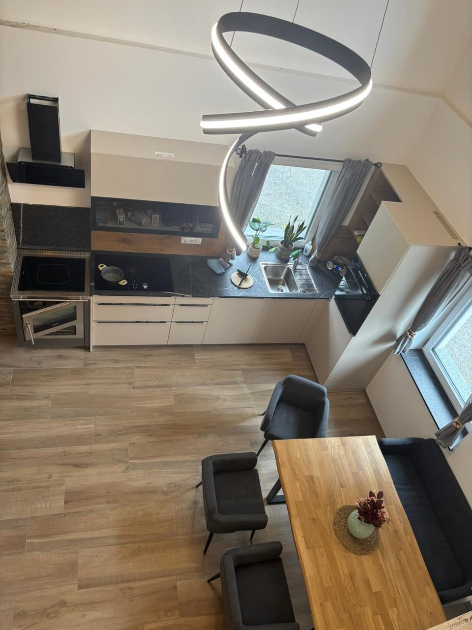 Kitchen or kitchenette, Dining area, oven
