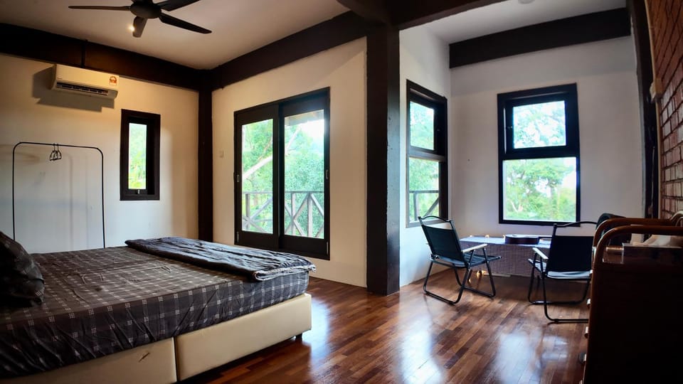 Bed, Photo of the whole room, Seating area, Bedroom, air conditioner