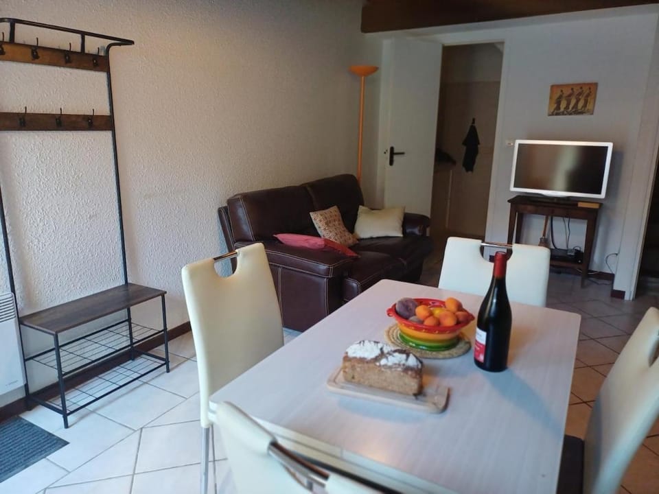 TV and multimedia, Living room, Seating area, Dining area