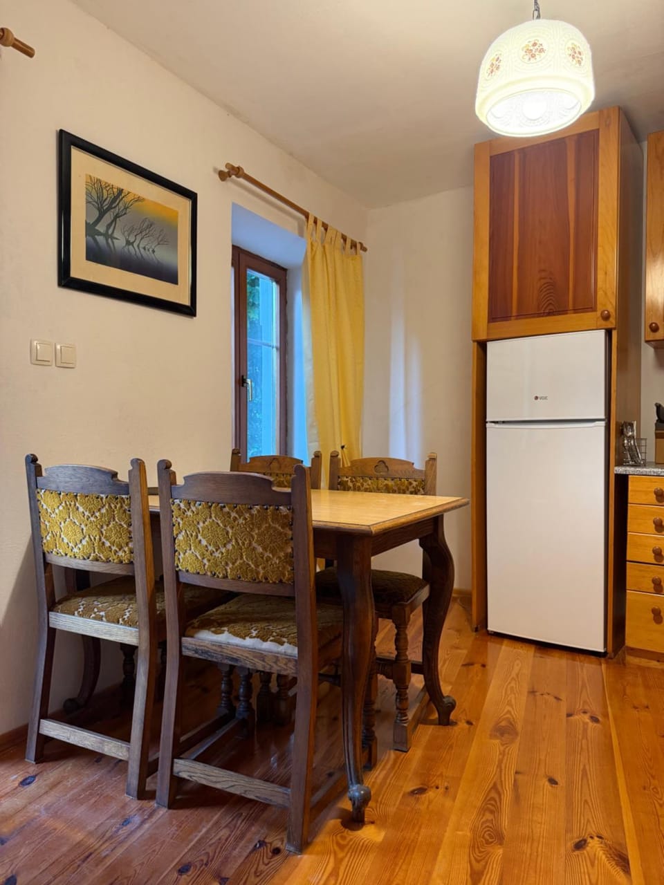 Kitchen or kitchenette, Dining area
