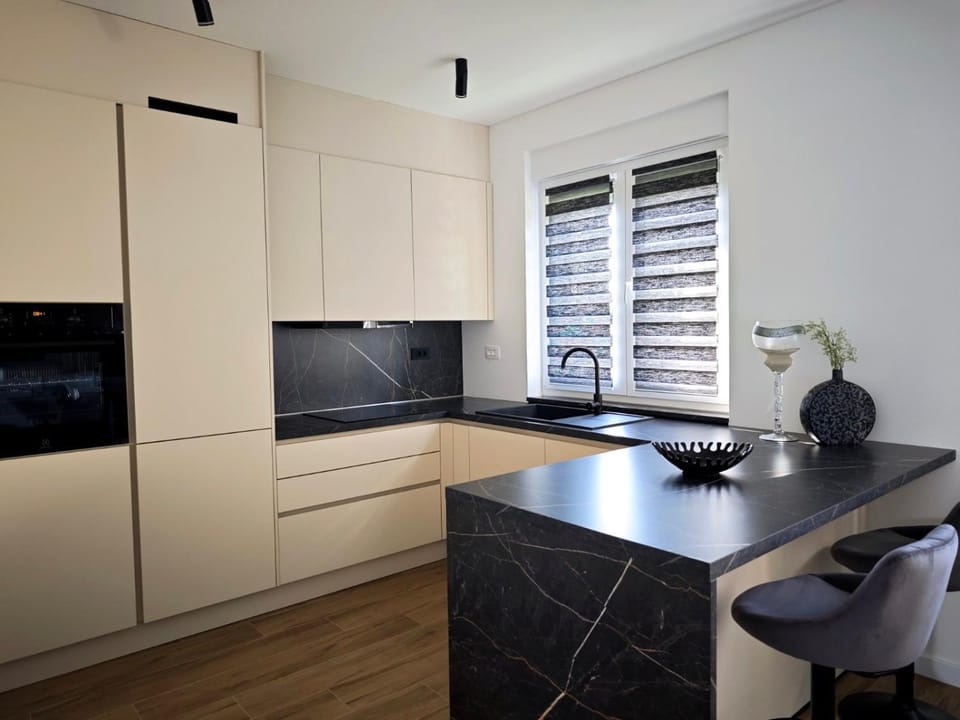 Coffee/tea facilities, Kitchen or kitchenette, oven, stove