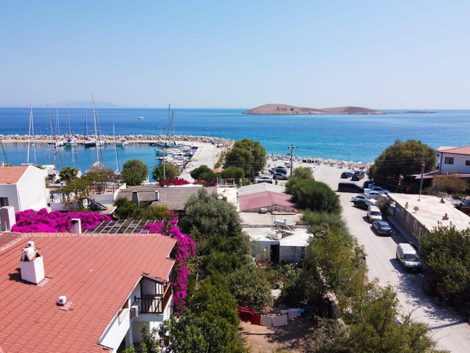 Property building, Nearby landmark, Day, Neighbourhood, Natural landscape, Bird's eye view, Beach, City view, Sea view, Street view, Location, Parking