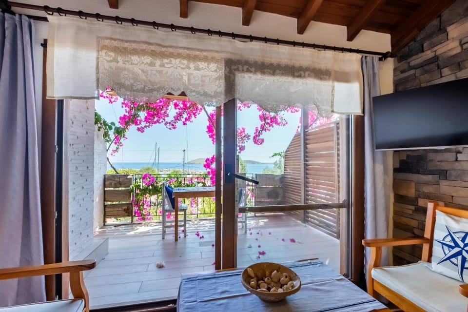 Patio, Communal lounge/ TV room, Bed, Day, TV and multimedia, View (from property/room), Balcony/Terrace, Living room, Photo of the whole room, Seating area, Evening entertainment, Bedroom