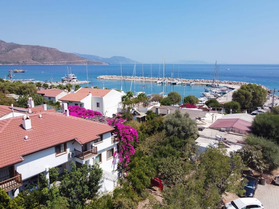 Property building, Nearby landmark, Day, Neighbourhood, Natural landscape, Bird's eye view, Beach, City view, Lake view, Mountain view, River view, Sea view, Street view, Parking