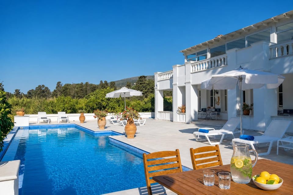 Property building, Patio, Natural landscape, Balcony/Terrace, Dining area, Pool view, Swimming pool, sunbed