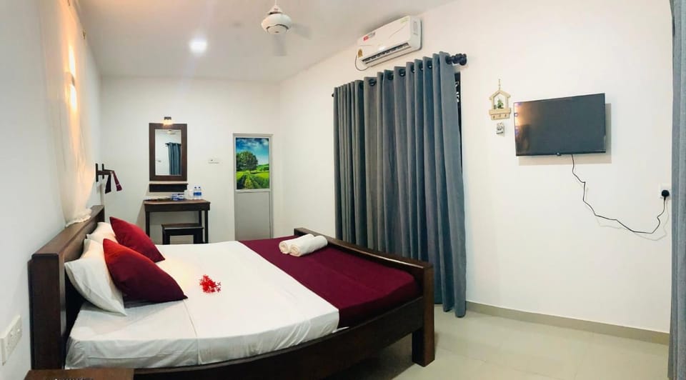 TV and multimedia, Photo of the whole room, Evening entertainment, Bedroom, hair dresser, air conditioner