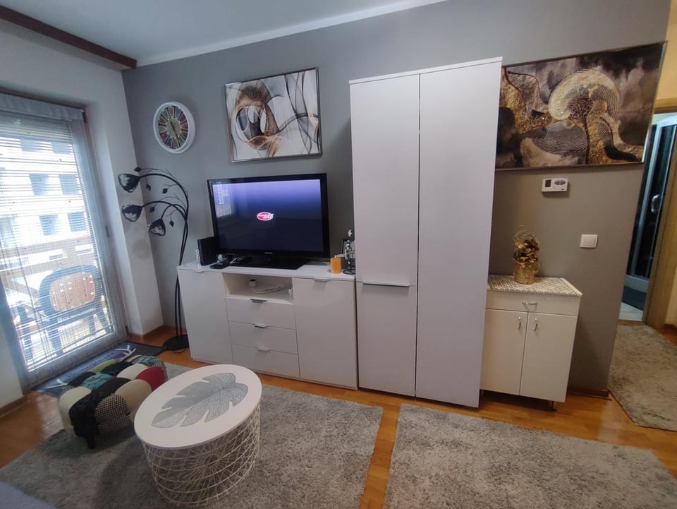Kitchen or kitchenette, oven, stove