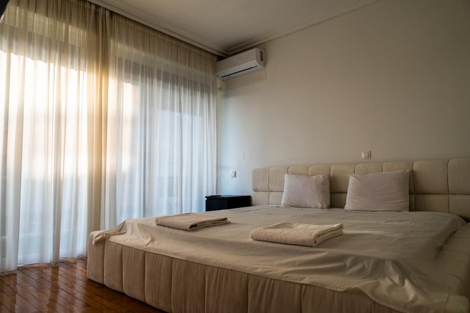 Bed, TV and multimedia, Bedroom, air conditioner