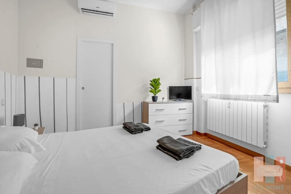 PA102-Modern Apartment with Air Conditioning Apartment in Milan