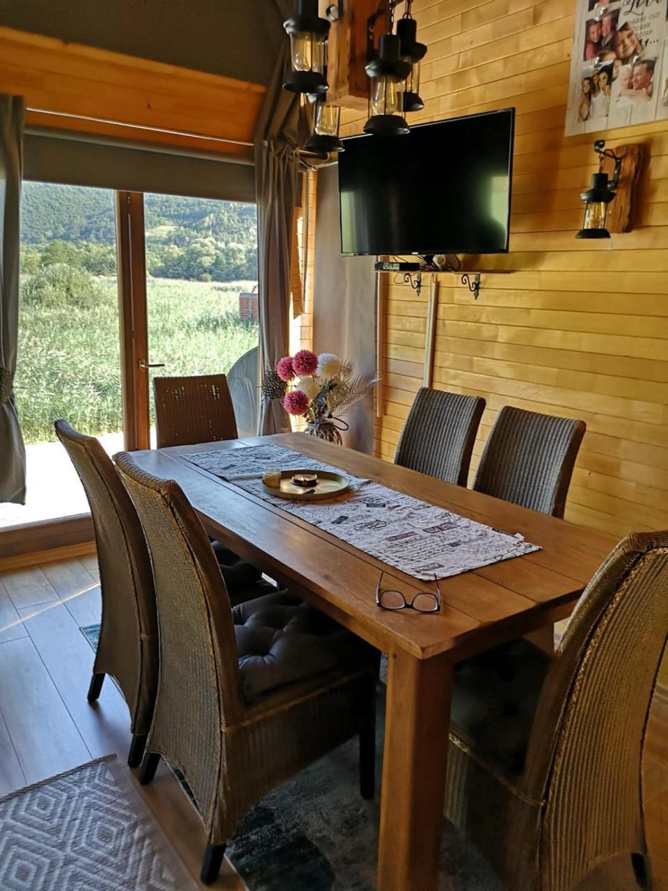TV and multimedia, Seating area, Dining area