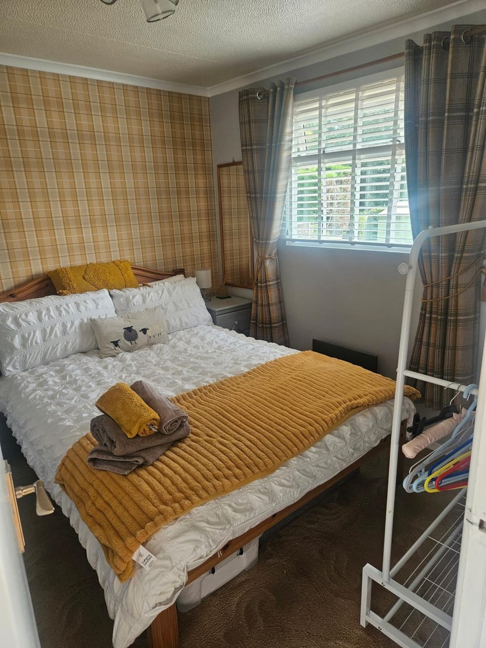 Bed, Bedroom, towels