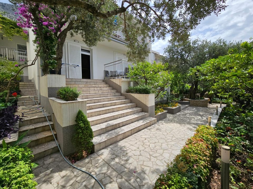 Villa Knezović Revenić 4 Bed and Breakfast in Brela
