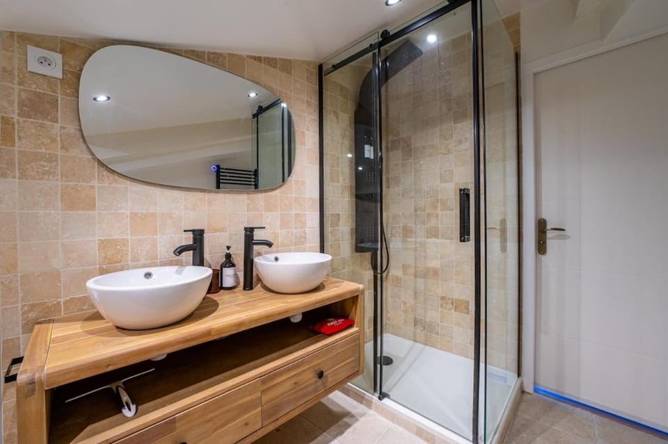 Le Colombier Jacuzzi et Terrasse Tropezienne Apartment in Besse-sur-Issole