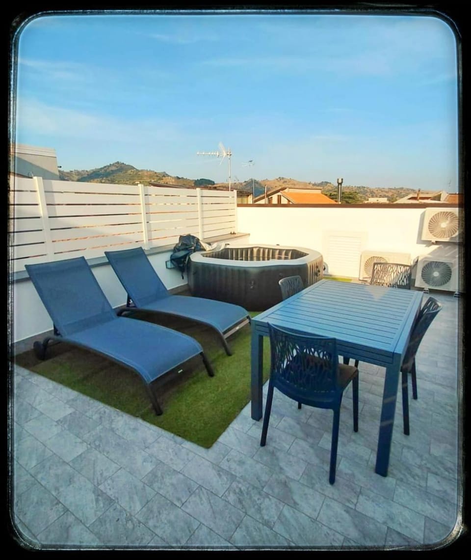 View (from property/room), Balcony/Terrace, sunbed