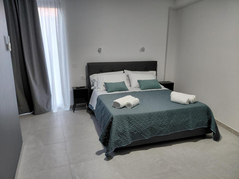 Bed, Bedroom, towels