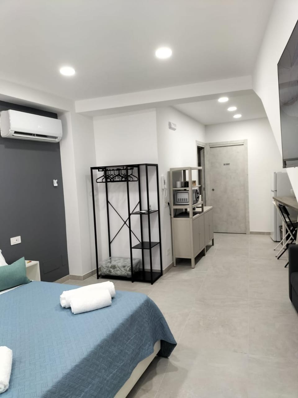 Bed, Bedroom, towels, air conditioner