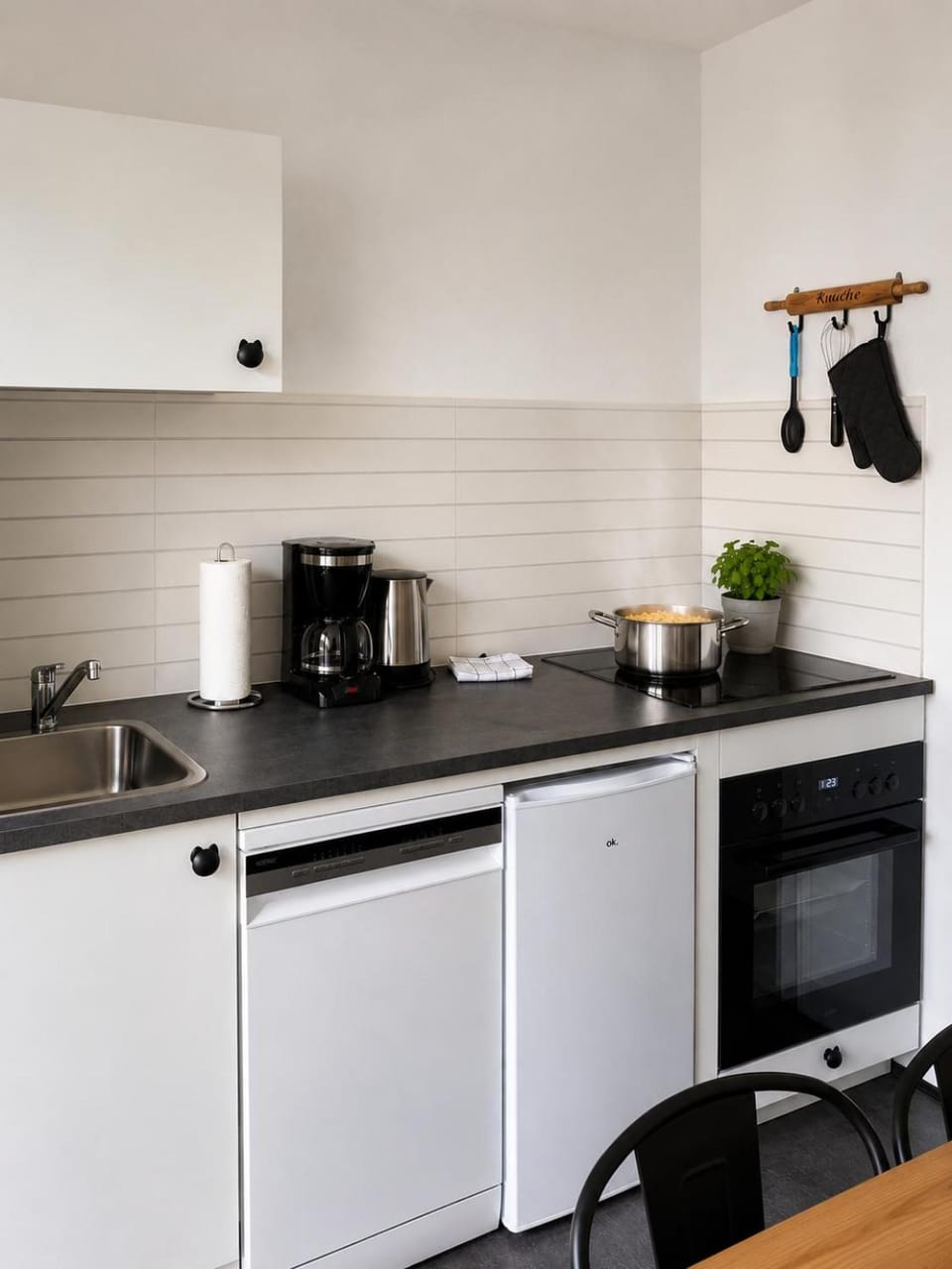 Coffee/tea facilities, Kitchen or kitchenette, dishwasher, stove, toaster