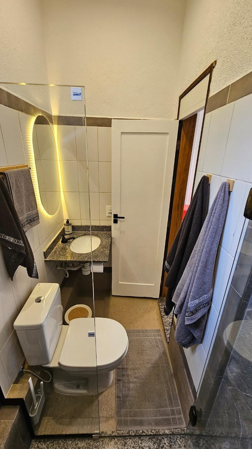 Shower, Toilet, Bathroom, towels