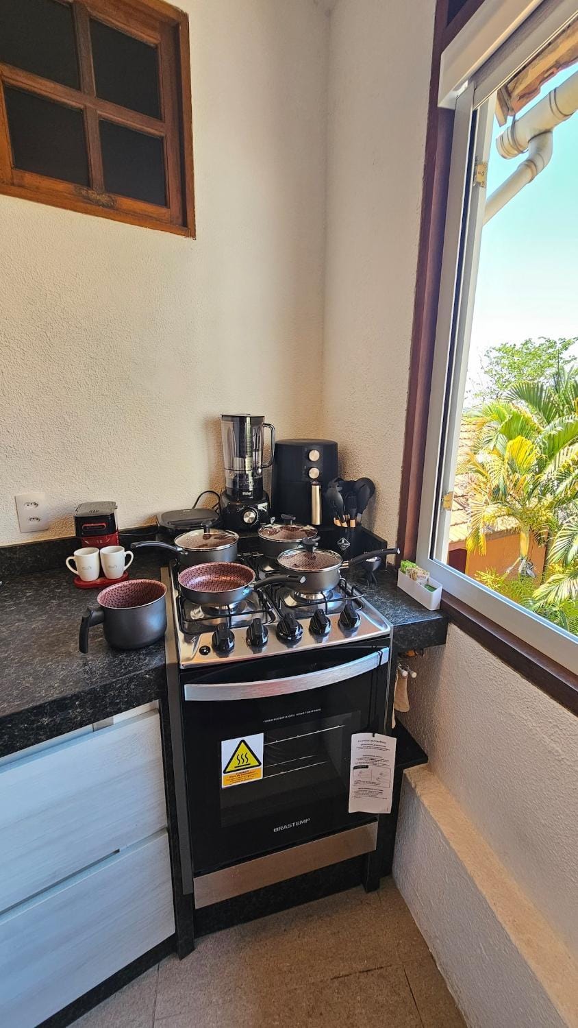 Coffee/tea facilities, Kitchen or kitchenette, stove