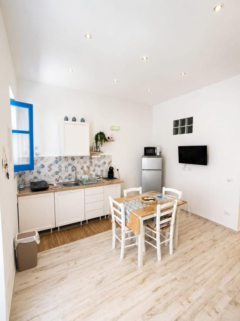 TV and multimedia, Kitchen or kitchenette, Dining area, stove