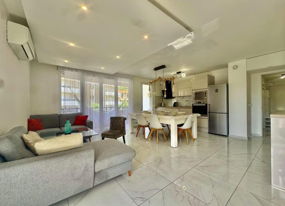 Kitchen or kitchenette, Living room, Dining area, oven