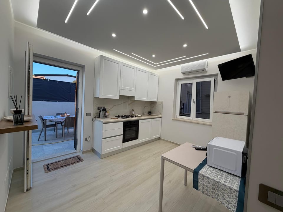 Kitchen or kitchenette, Dining area, stove