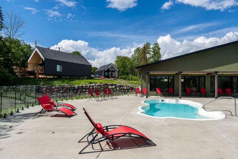 Le Fairway 42 Piscine Spa & Golf House in Quebec
