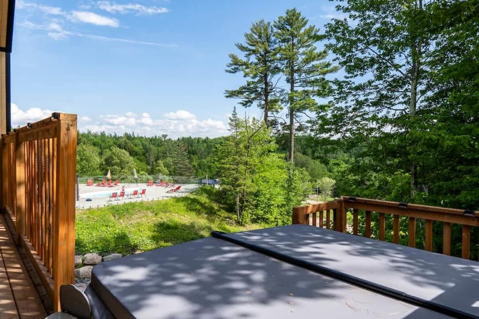 Le Fairway 42 Piscine Spa & Golf House in Quebec