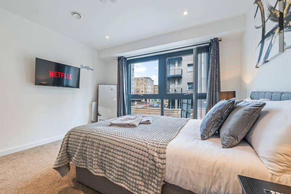 Central 2 BR Sleeps 8 Near Elizabeth line, Heathrow, Windsor, Legoland Apartment in Slough