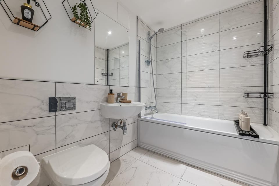 Central 2 BR Sleeps 8 Near Elizabeth line, Heathrow, Windsor, Legoland Apartment in Slough