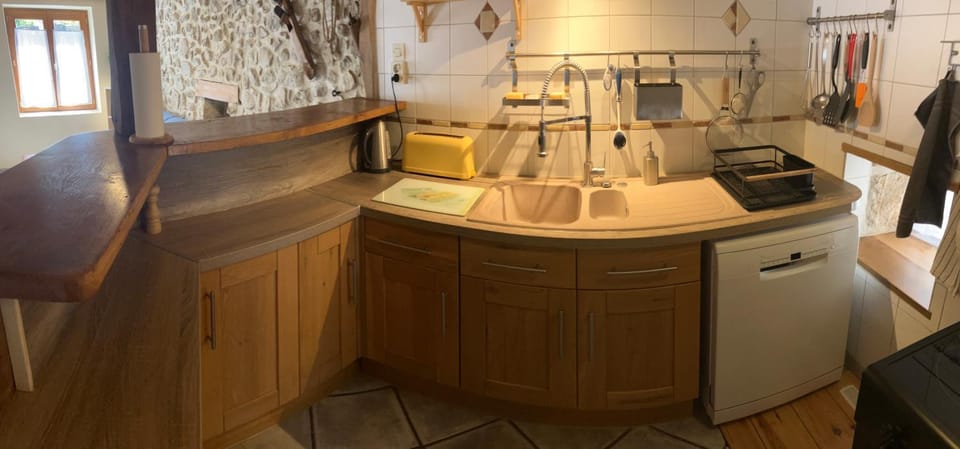 Coffee/tea facilities, Kitchen or kitchenette, dishwasher, oven, stove, toaster