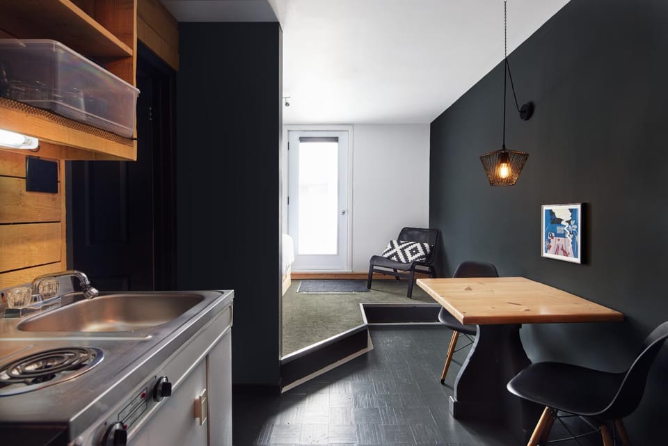 Kitchen or kitchenette, Dining area