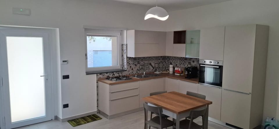 Coffee/tea facilities, Dining area, dishwasher, oven, stove