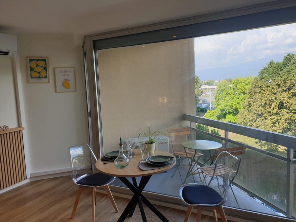 Balcony/Terrace, Dining area, Mountain view