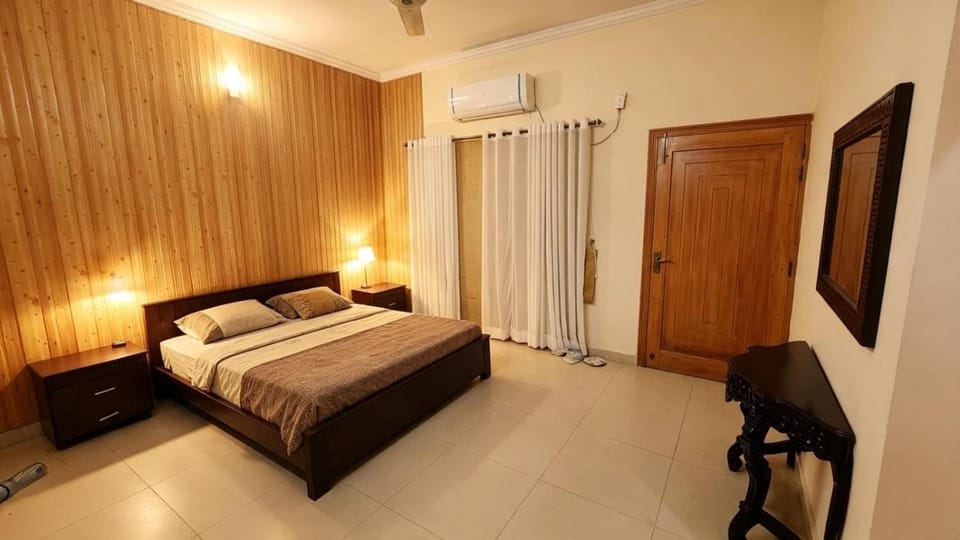 Photo of the whole room, Bedroom