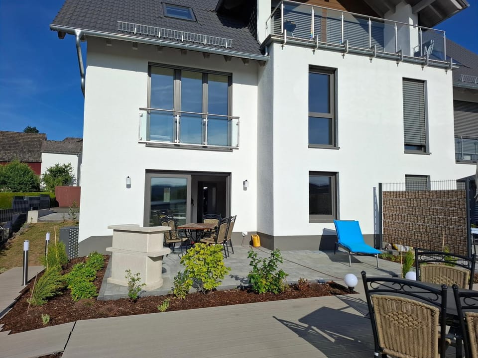 Property building, Garden, Balcony/Terrace, Garden view