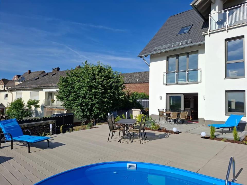 Property building, Garden, Pool view, Swimming pool, Swimming pool, sunbed