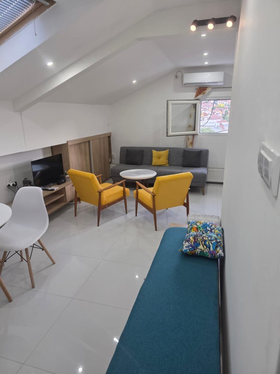 TV and multimedia, Living room, Seating area, air conditioner