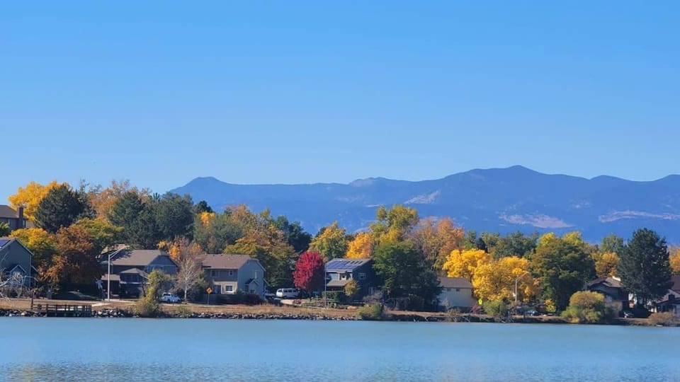 Hot Tub Lake View Oasis-Near Shops-Dining House in Westminster