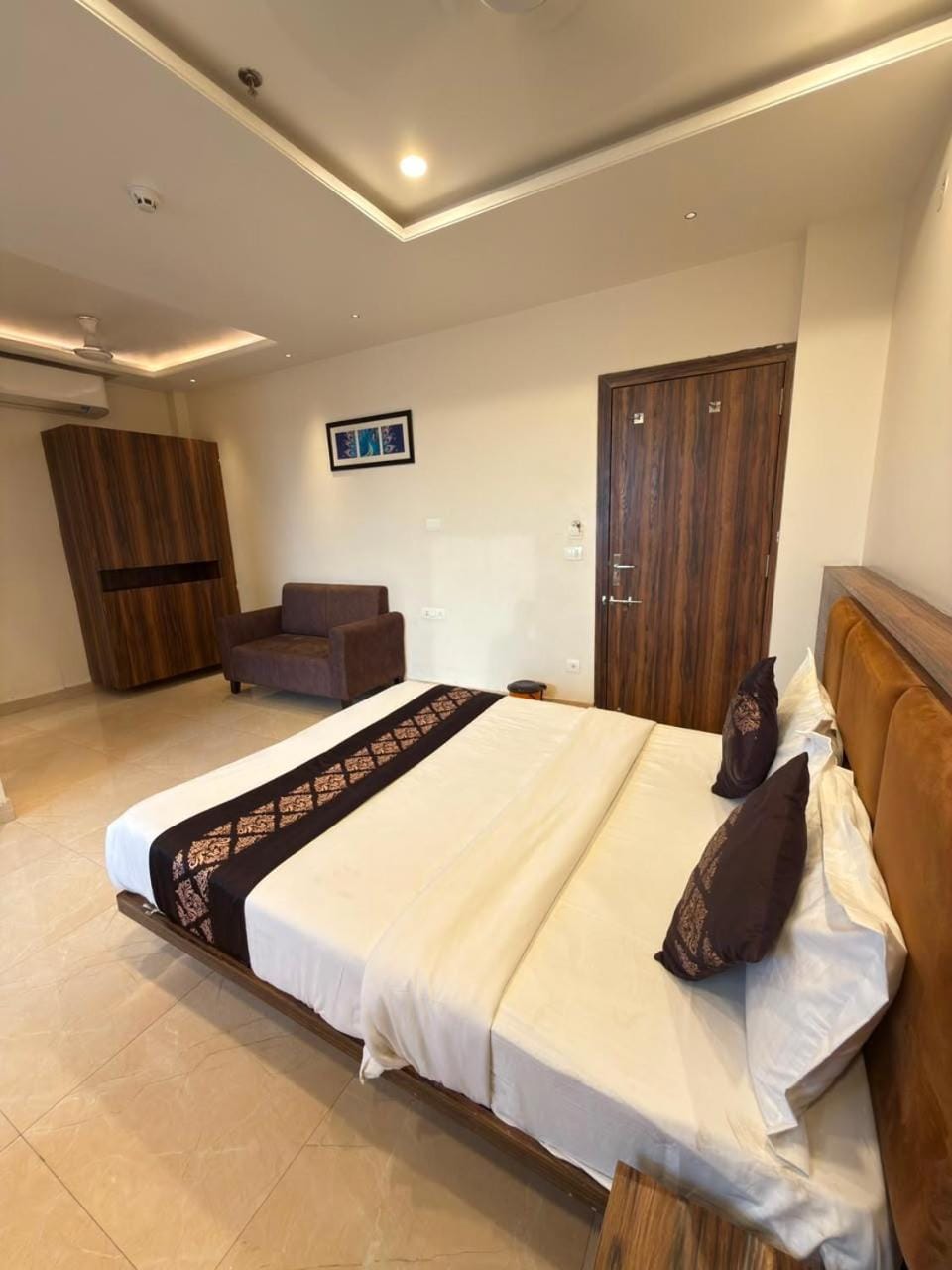 Bed, Living room, Photo of the whole room, Seating area, Bedroom, towels, wardrobe