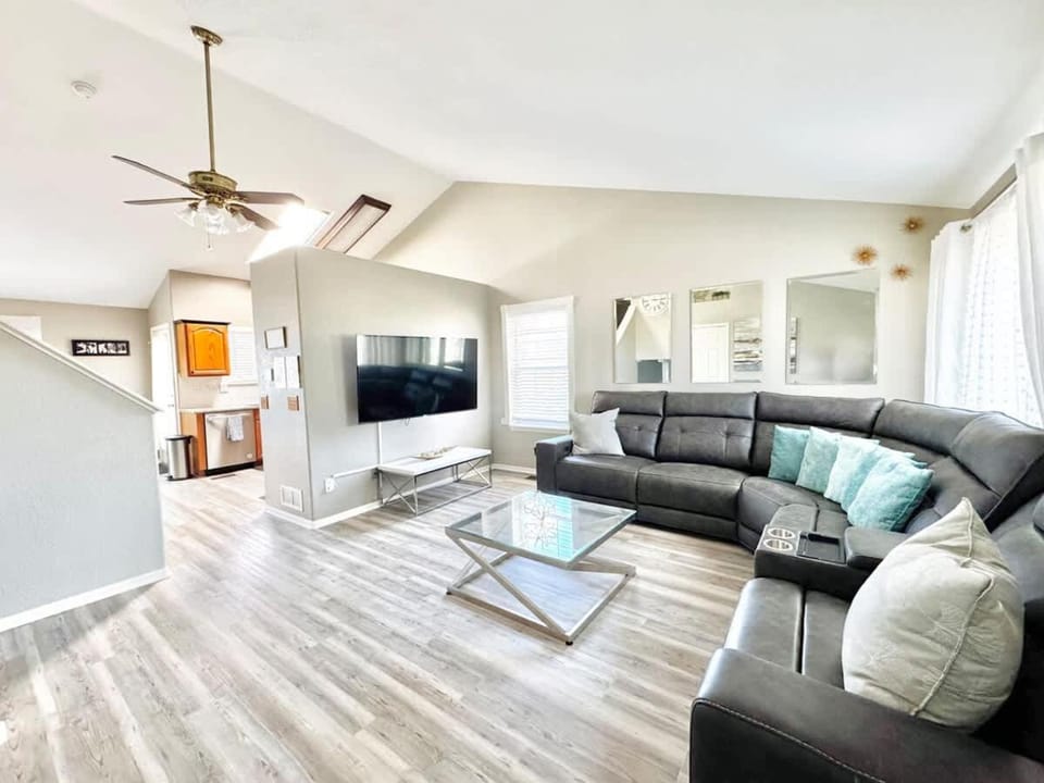 Near Park Dining - Easy Access to Downtown House in Northglenn