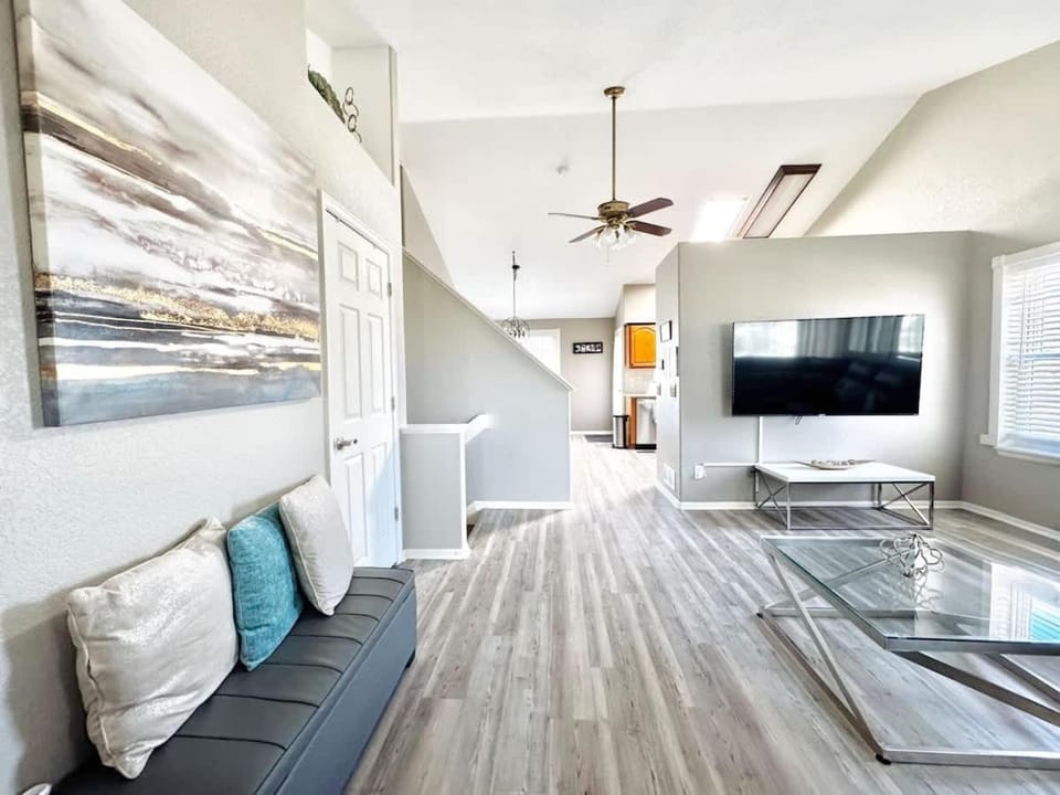 Near Park Dining - Easy Access to Downtown House in Northglenn