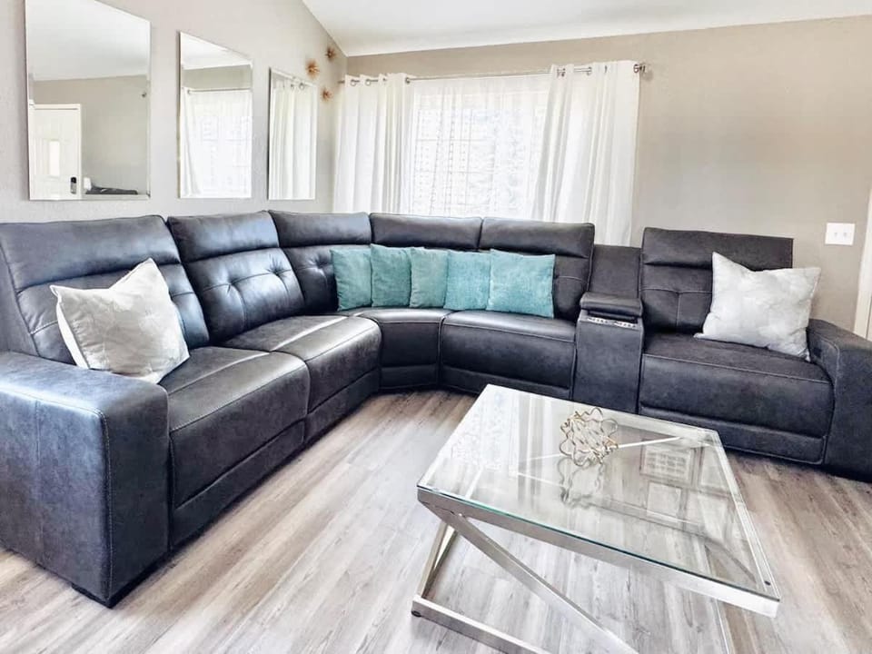 Near Park Dining - Easy Access to Downtown House in Northglenn