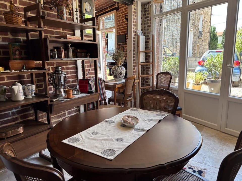 Coffee/tea facilities, Seating area, Dining area